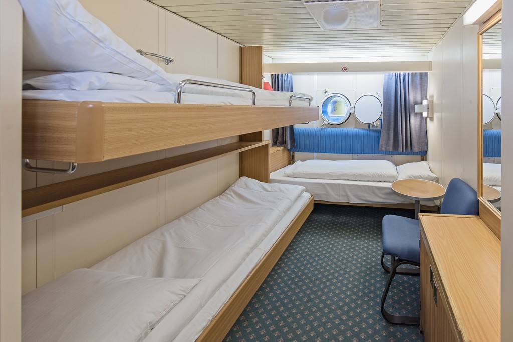 Hurtigruten MS Vesteralen Polar Outside middle 3 travellers c.jpg